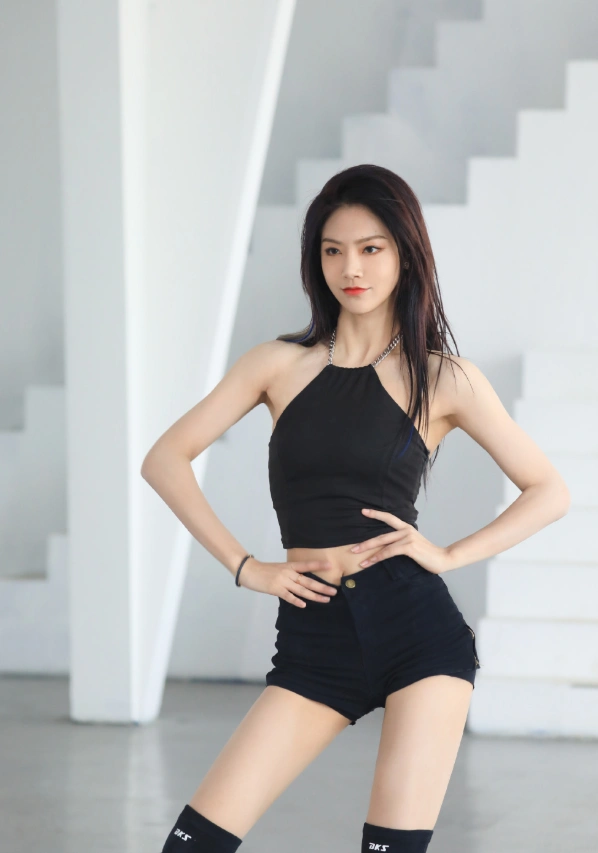 曾可妮的腰是上帝亲手捏的吧?当她穿上露胃装,slay全场