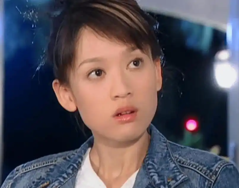 45岁陈乔恩晒照庆生,比演王子变青蛙时还嫩,爱情比啥保养品都强