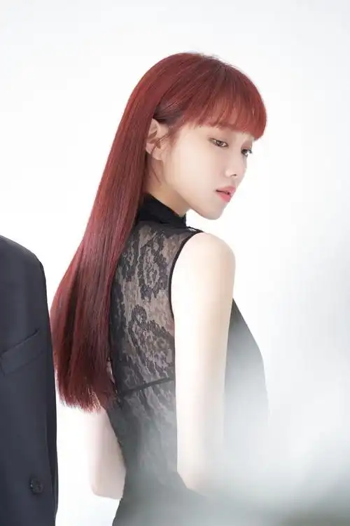 李圣经红发黑裙性感写真图片