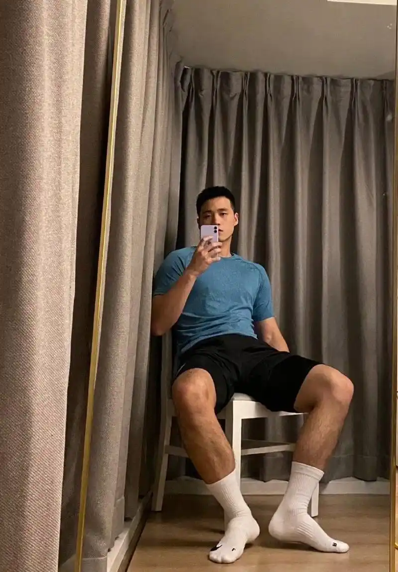 大长腿肌肉体育生,健身一定要练腿,腿粗才有力,也才更好看.