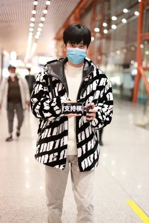 胡先煦的裤子是一件浅灰色的裤子,很简约.