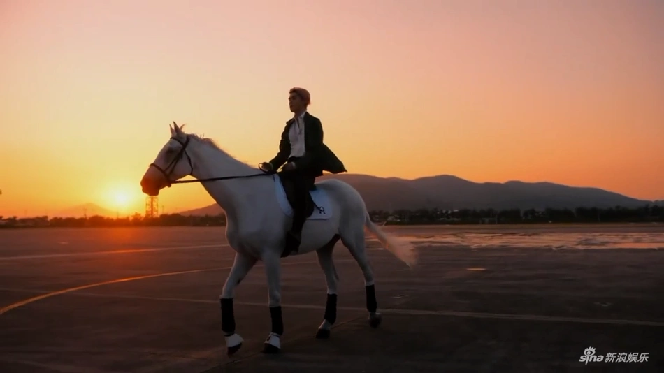 吴世勋新mv绿衣粉发帅气 夕阳下骑白马似王子