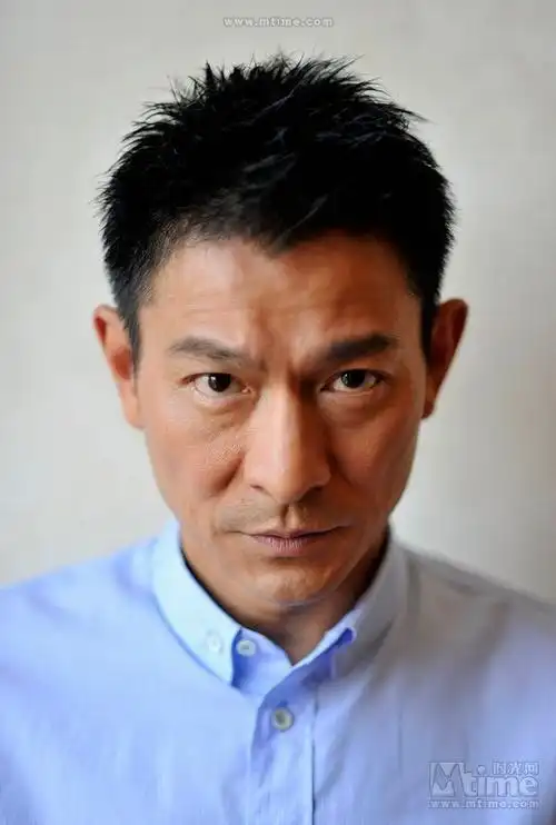 拍写真 刘德华表情严肃