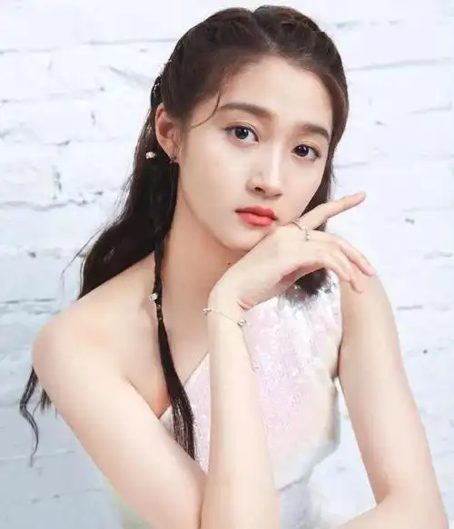 明星关晓彤简介明星关晓彤个人简历