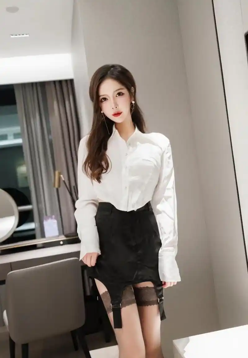 白色衬衫配黑色短裤黑色长筒丝袜透明高跟鞋,娇嫩的皮肤白里透红