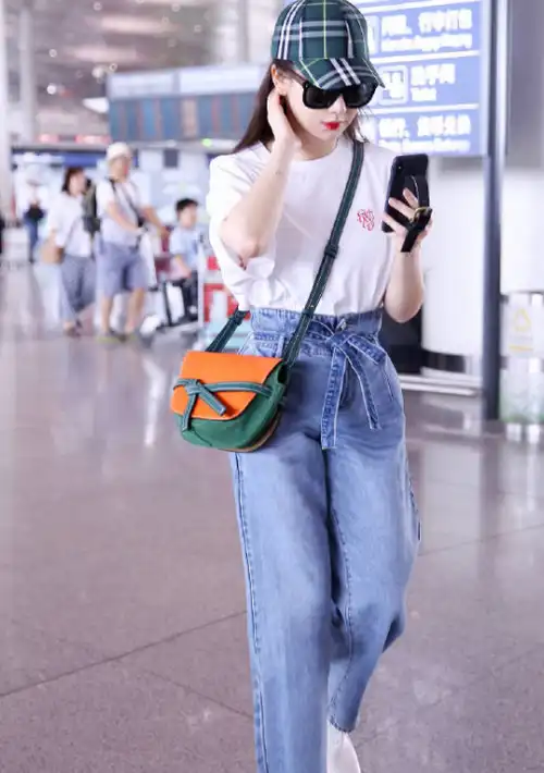 来看看戚薇最近又有啥新招,网友:美!_明星_牛仔裤_一身