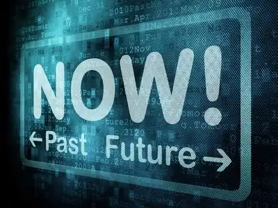 时间轴概念: pixeled 词过去现在未来数字屏幕上照片