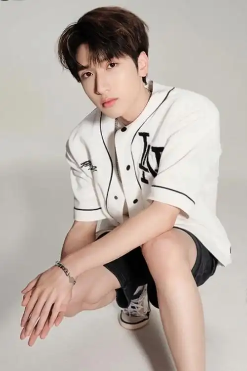 我趣 介么帅@时代少年团-严浩翔#时代少年团 李宁##严浩翔李宁运动