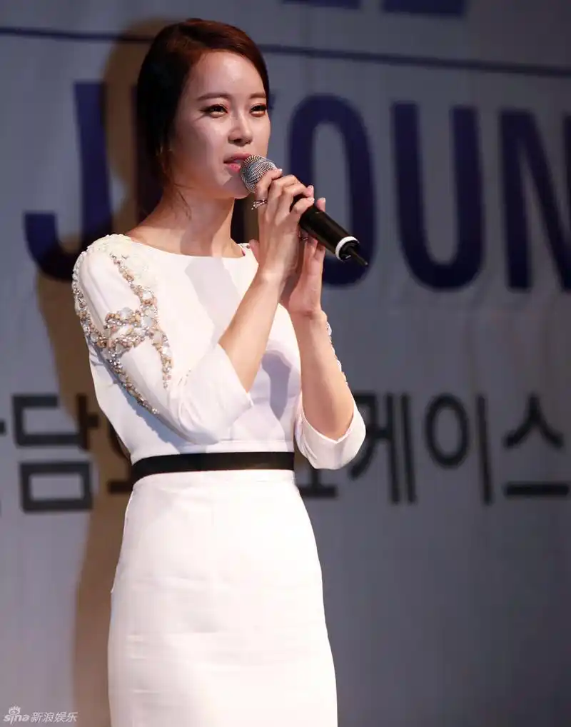 新浪娱乐讯 5月19日晚,白智英的第8张专辑《pitta》在首尔举办show