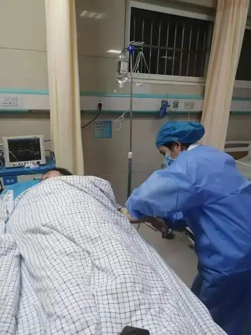 躺在病床上的你让人好心疼