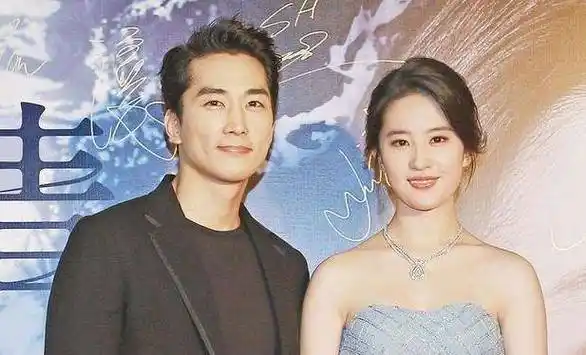 可惜,承认恋情没多久就因聚少离多分手了.