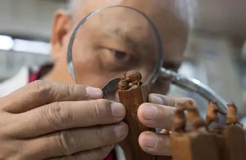 台湾艺术家微雕袖珍黄金小鼠迎鼠年