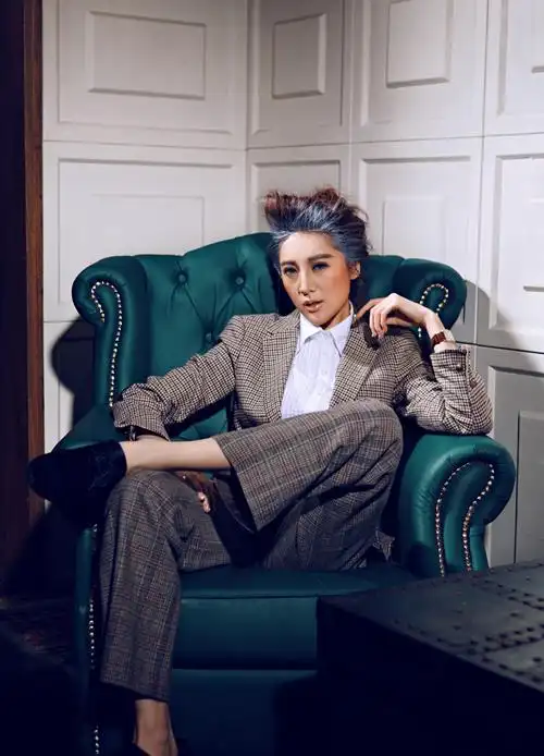 吴鑫桐女扮男装写真曝光 展现另一番性感