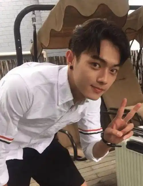 原创许凯大学旧照曝光截图放大看清五官长相有无整容很显然