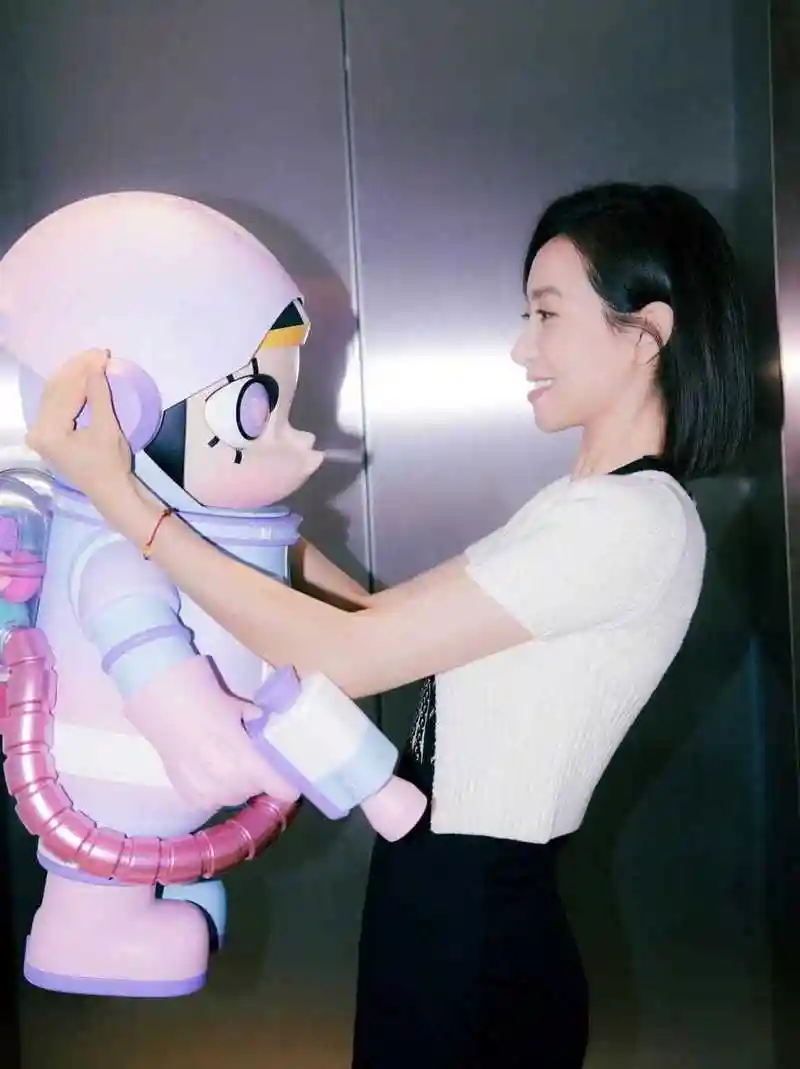 宋茜微博更新 黑色塔罗牌印花无袖连衣裙搭配白色短袖短款针织开衫