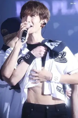 减肥很难吗来看看伯贤的腹肌他能做到的你也能做到