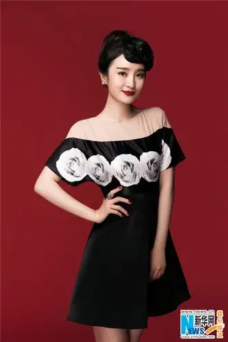 图:林好红黑写真曝光 高冷范演绎初夏复古