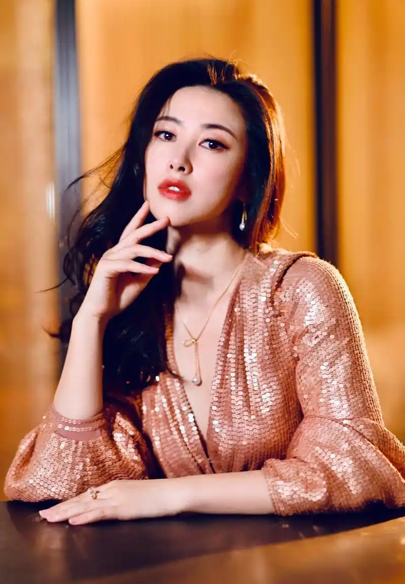 朱珠,风情灵动,标致可人,不愧四次入选"全球100张最美面孔"