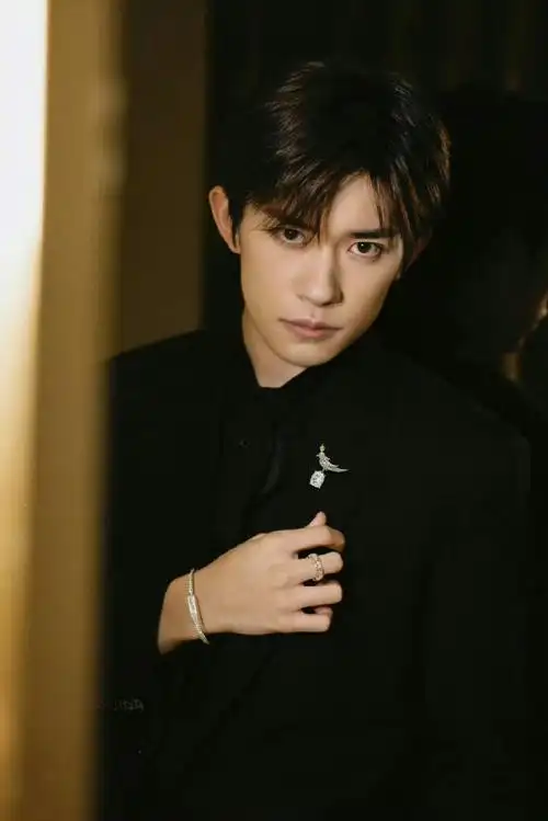 易烊千玺舒淇新片疑似停拍