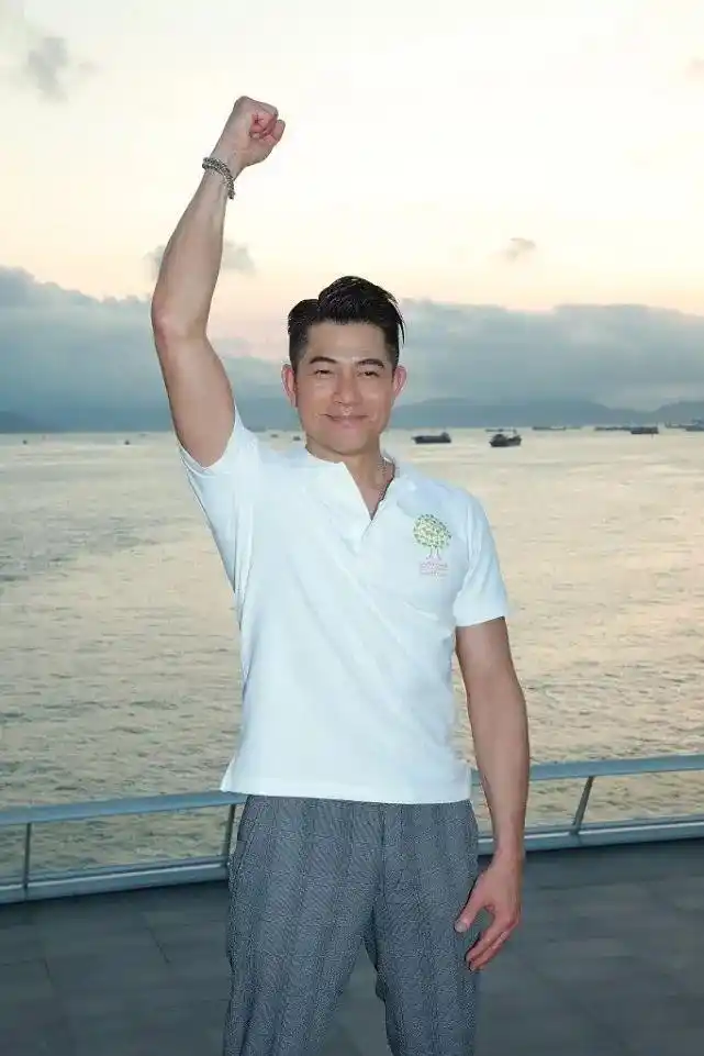 原创54岁郭富城帅气造型,polo衫 西裤,梳起侧分背头魅力十足