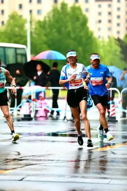 一位鲅鱼圈马拉松300女配速员的眼泪