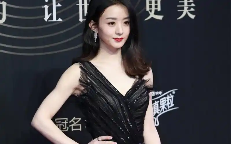 赵丽颖在红毯上同样的摆拍动作,不同年龄的气场也能完全不同!