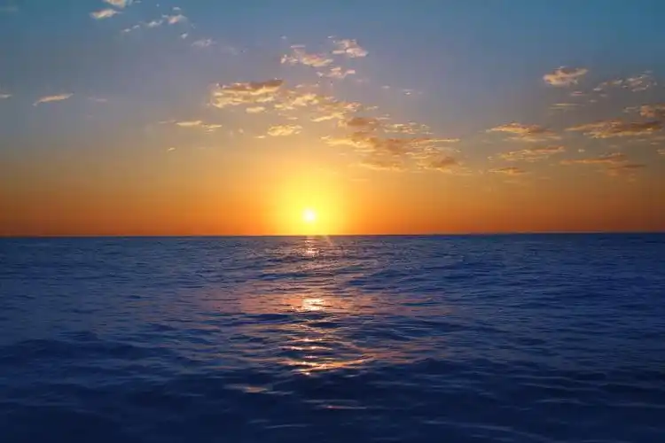 日出太阳升起海面蓝天白云美丽景色风景景点