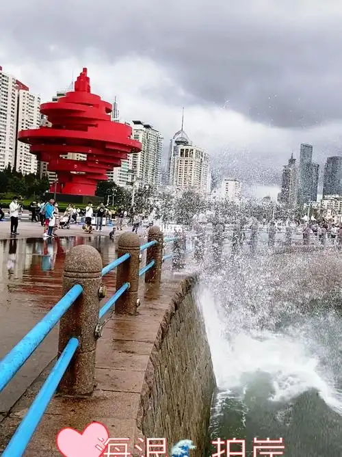 雨后的海边青岛五四广场海浪拍岸
