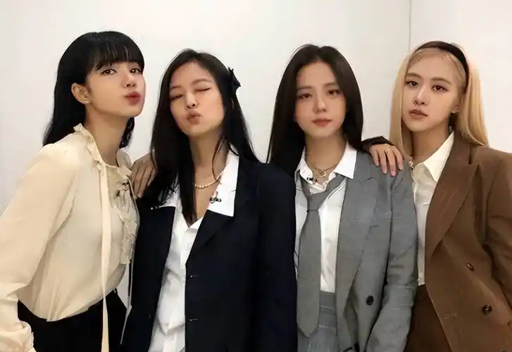 但是lisa却做出这样的表演,实在有些不合时宜,并且有网友觉得,其团队