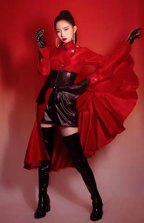 孟美岐舞台造型又穿高定演绎酷飒百变少女时尚资源真好