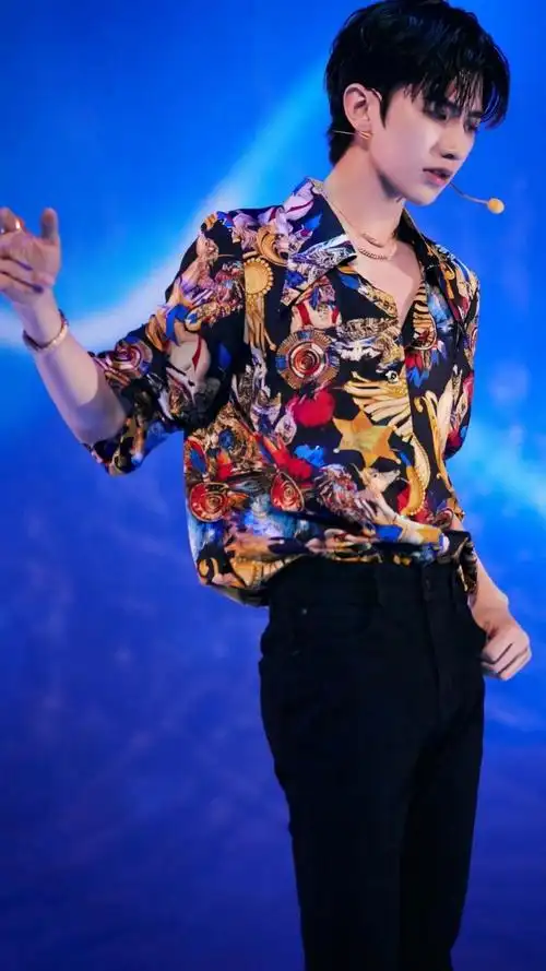 青春少年蔡徐坤帅气花衬衫诱人写真