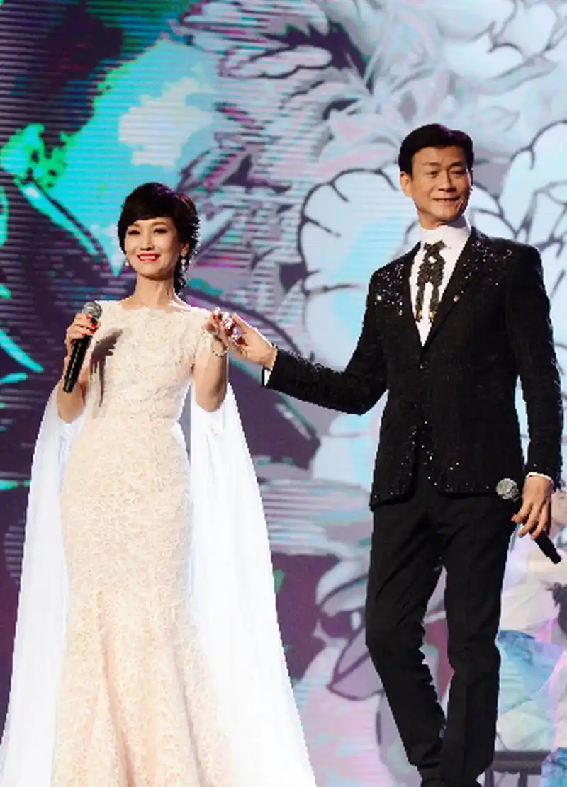 当时,郑少秋和赵雅芝这对金童玉女,看上去非常搭配,两个人都是妥妥的