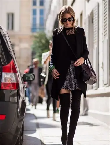 打造荷尔蒙迸发穿搭,过膝高靴如何搭配连衣裙或短裙?