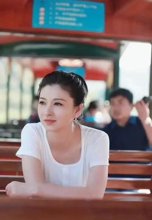 斓曦:吃饭路上白捡一个老公,低调幸福11年,如今已成人生赢家