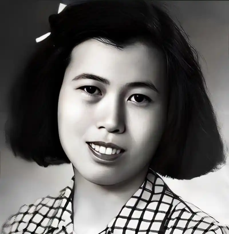 80年代山东美女的黑白照片.女子在摄像机上  头黑发山,风景如画,微笑.