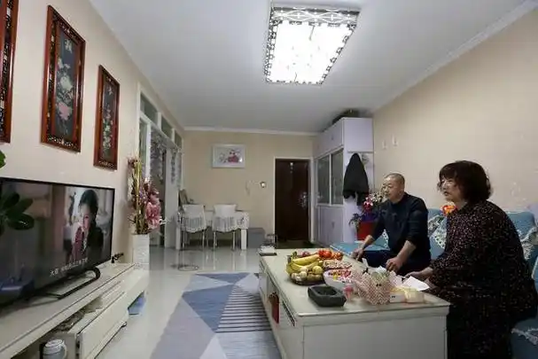 一来是家里来了客人之后,打开电视会让氛围变得更轻松.