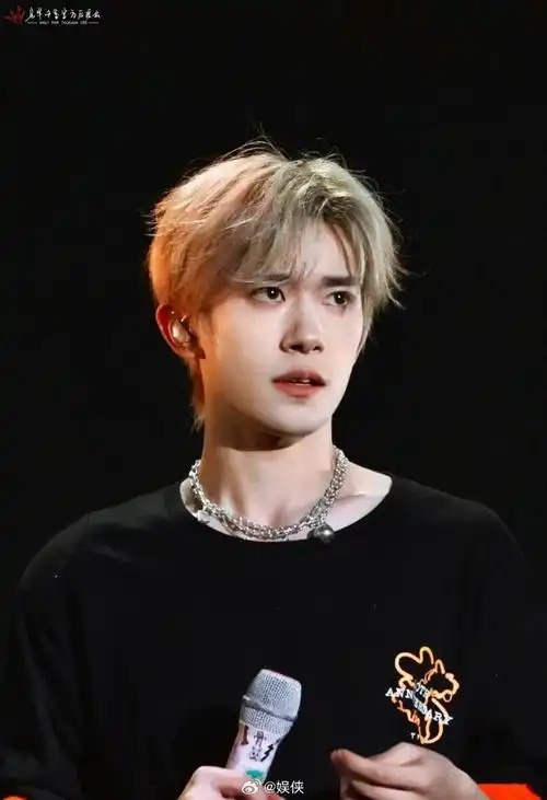 鹿晗的狗啃式刘海好萌啊哈主打的就是一个可爱