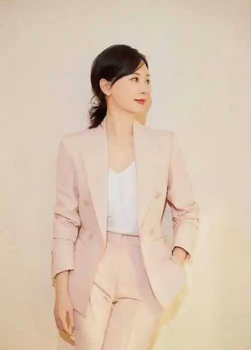 陈数定义新时代时尚女义西装套装搭配珍珠耳钉雅致迷人