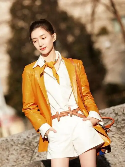 江疏影穿西装配碎花连衣裙街拍气质清新甜美戴贝雷帽时髦洋气