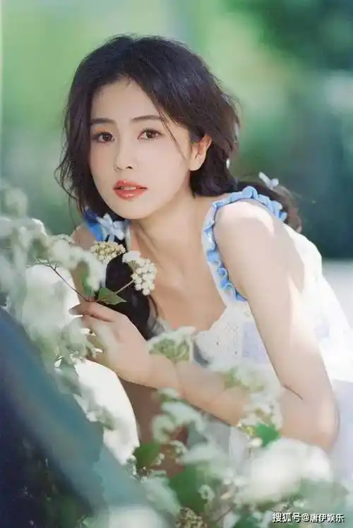 白鹿夏日写真曝光,蓝发白裙似仙女,笑容清新眼神迷人!