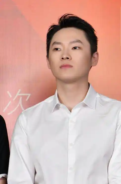 对于女朋友从来不隐瞒,在《中国好声音》夺冠后,梁博和昔日女友的合影