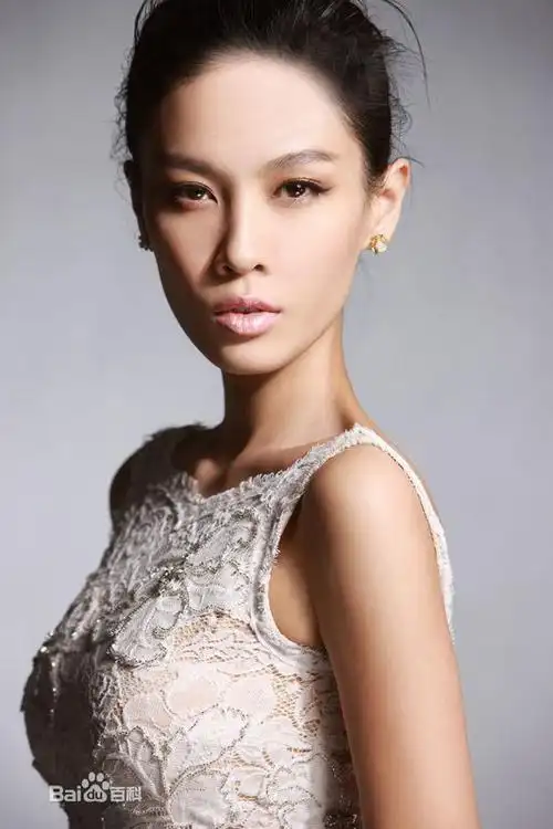 《十二生肖》电影里面,开头一个女的借厕所把钥匙放