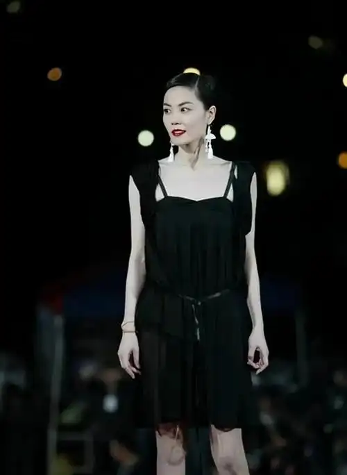 王菲不愧是气质女神穿小黑裙美得惊艳不说还尽显好身材