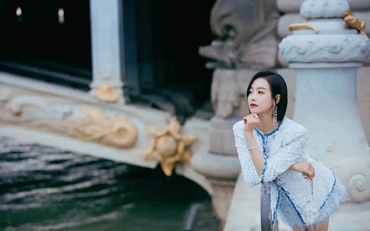 宋茜气质优雅街拍写真高清桌面壁纸
