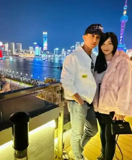 吴尊带妻子林丽吟上海聚会一身白衬衫牛仔裤超活力
