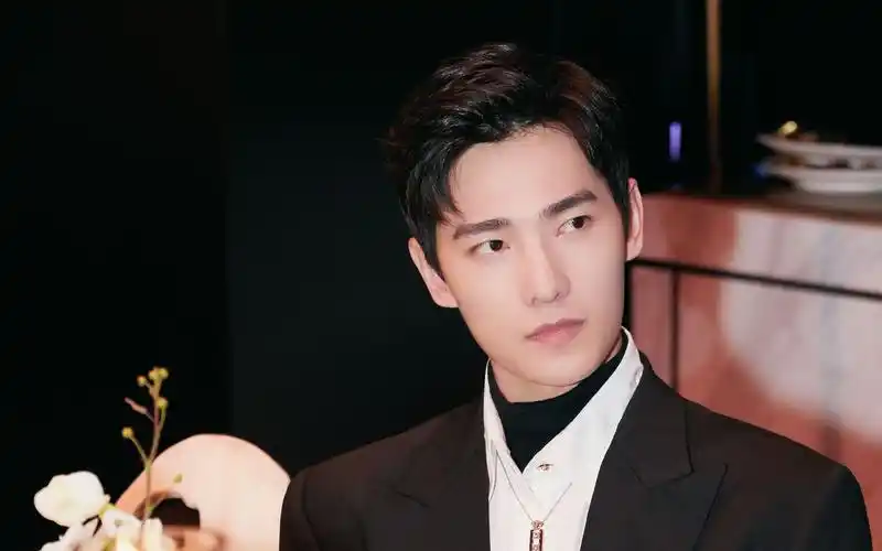 20200413 杨洋身着dunhill 2020春夏系列入镜《时装男士》封面