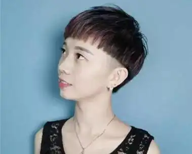 后面与头顶长发微微烫卷,弄成富有设计感的女生露额剃鬓角中长发发型