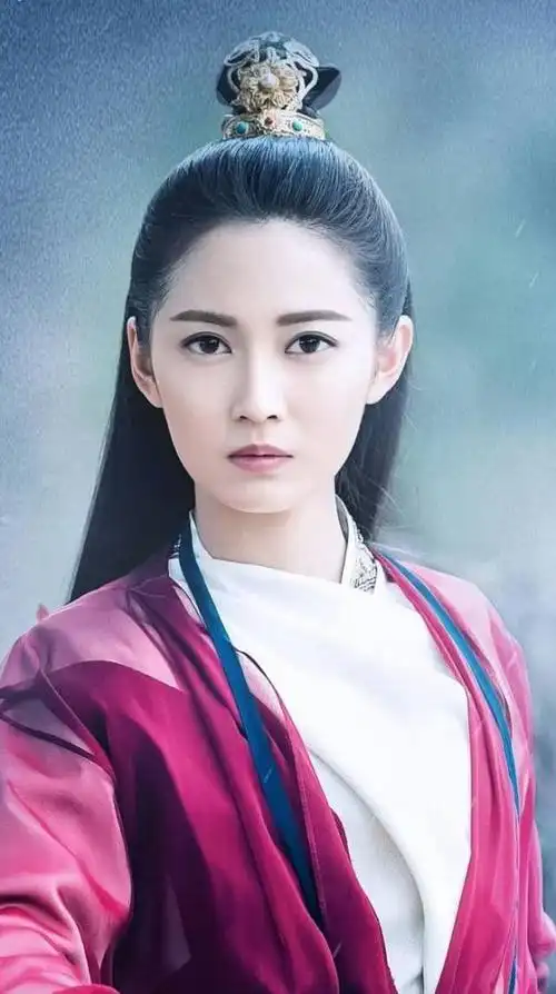 新版"赵敏"扮演者陈钰琪,伶俐可爱,颜值也是颇为符合赵敏的形象,演绎