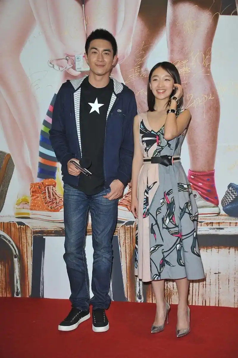 周冬雨和林更新站在一起,还挺有cp感的,最萌身高差!