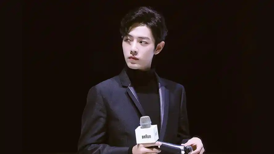 肖战有哪些好看的高清无水印图片(可以当壁纸的那种)? - 知乎